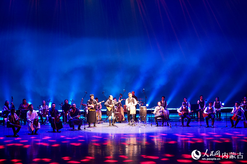 烏蘭牧騎隊員們載歌載舞。實習生 牛佳攝