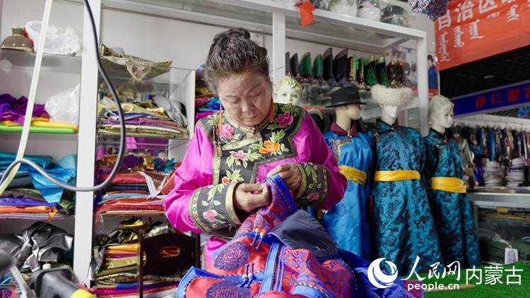 蒙古族服飾(巴林服飾)非遺代表性傳承人額爾燈塔那正在縫制蒙古袍。人民網記者 張力洋攝