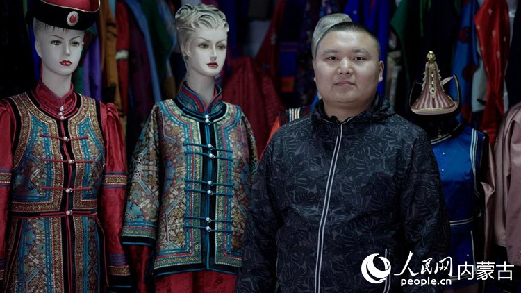 返鄉創業大學生敖民在自己的店鋪內。人民網記者 齊浩男攝