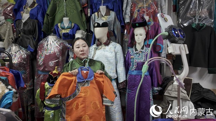 巴林非遺工坊的商戶,正在通過直播帶貨的方式宣傳和銷售蒙古族服飾(巴林服飾)。人民網記者 張力洋攝