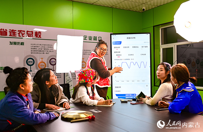 在烏蘭浩特市烏蘭哈達鎮三合村電商直播基地，“連農學院”教師張美欣（右三）向學員傳授直播帶貨技能。王正攝