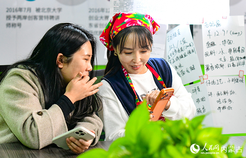 在烏蘭浩特市烏蘭哈達鎮三合村電商直播基地，“連農學院”學員交流直播帶貨技能。王正攝