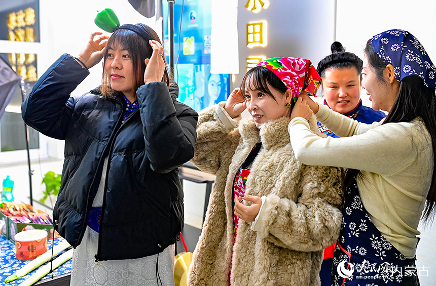 在烏蘭浩特市烏蘭哈達鎮三合村電商直播基地，“連農學院”學員準備直播帶貨。王正攝