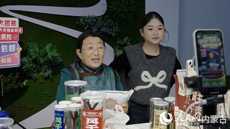 白秀枝在自營品牌的網絡直播間里，線上帶貨。人民網記者 張力洋攝