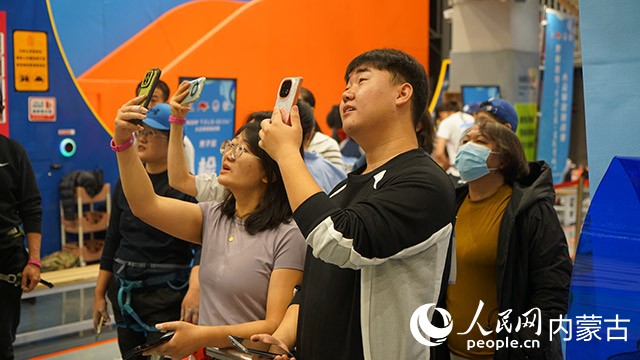 觀眾記錄比賽精彩瞬間。人民網記者 齊浩男攝