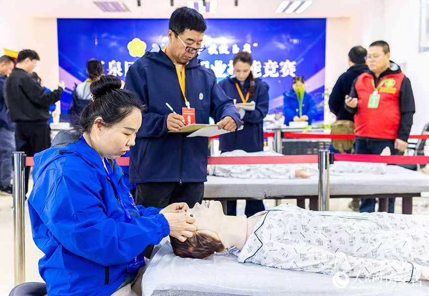 11月16日，呼和浩特市玉泉區殘疾人職業技能競賽現場，參賽選手在“盲人保健按摩”項目比賽中。丁根厚攝
