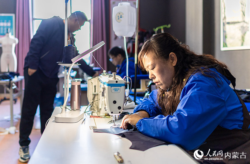 11月16日，呼和浩特市玉泉區殘疾人職業技能競賽現場，參賽選手在“裁縫”項目比賽中。丁根厚攝