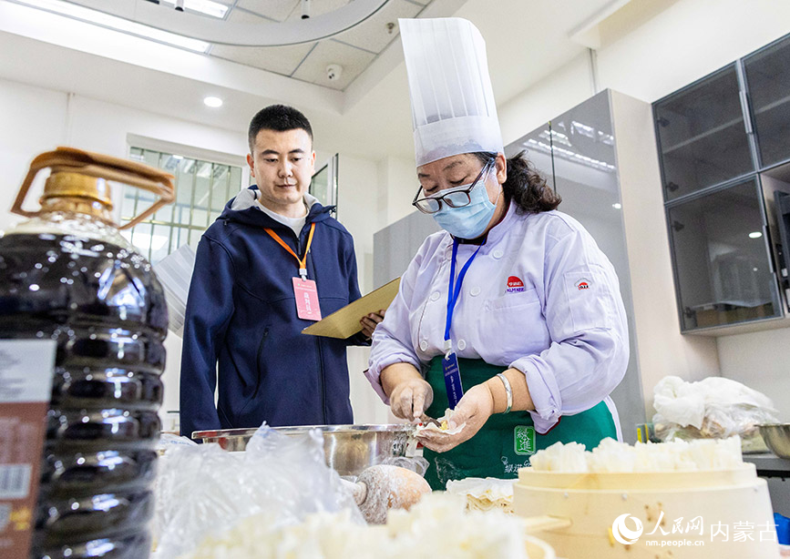 11月16日，呼和浩特市玉泉區殘疾人職業技能競賽現場，參賽選手在“燒賣美食制作”項目比賽中。丁根厚攝