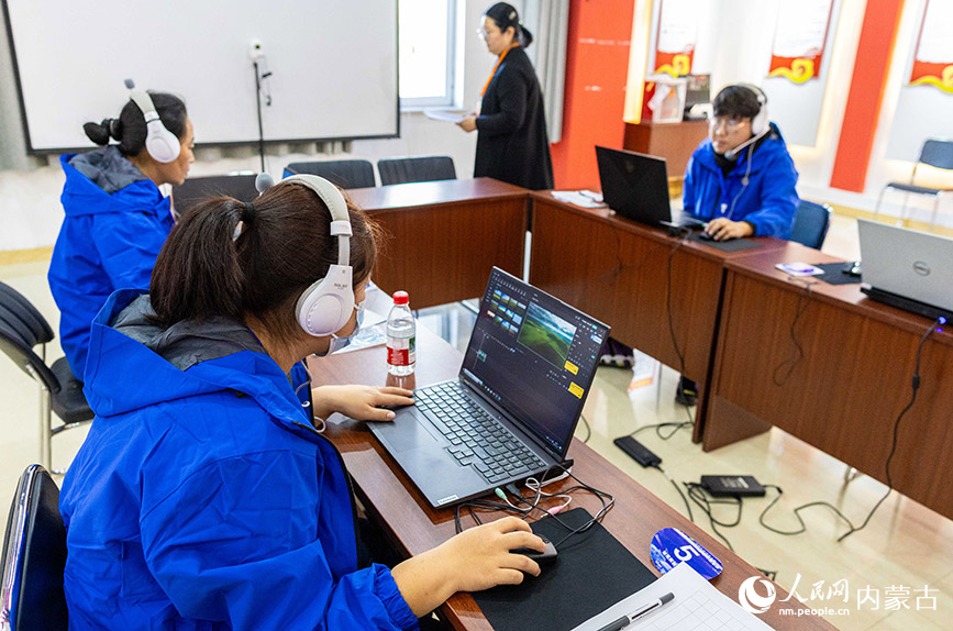 11月16日，呼和浩特市玉泉區殘疾人職業技能競賽現場，參賽選手在“短視頻制作”項目比賽中。丁根厚攝