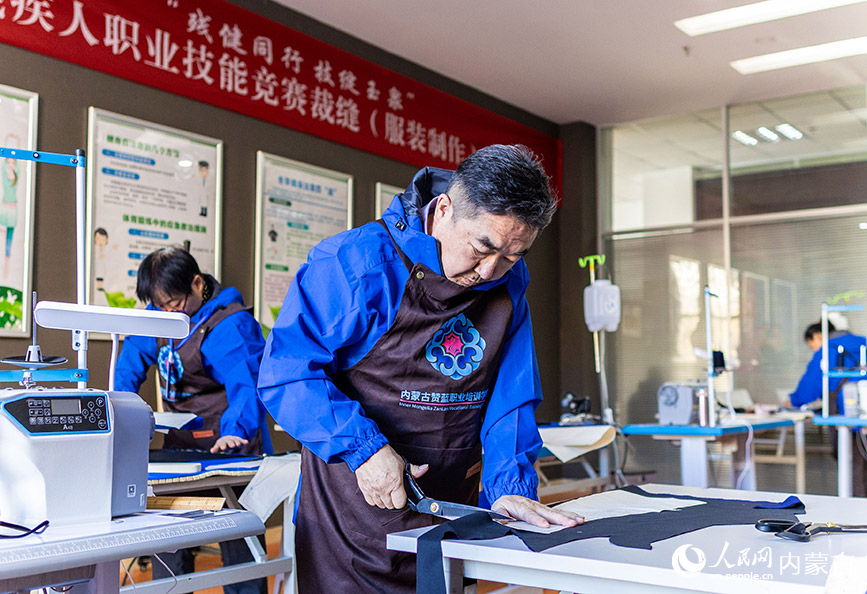 11月16日，呼和浩特市玉泉區殘疾人職業技能競賽現場，參賽選手在“裁縫”項目比賽中。丁根厚攝