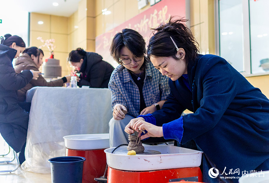 11月16日，呼和浩特市玉泉區殘疾人職業技能競賽陶藝互動體驗區，市民在學習制作陶藝作品。丁根厚攝