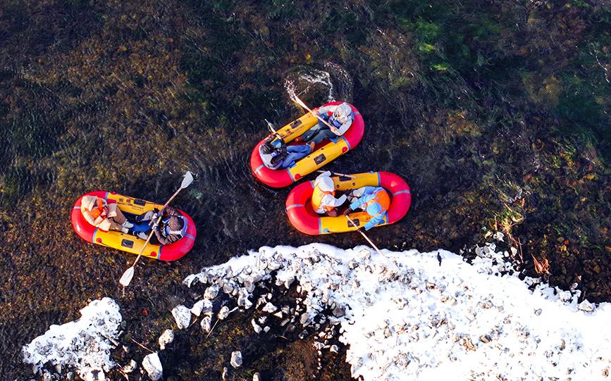 11月15日，游客在哈拉哈河阿爾山段體驗(yàn)冰雪漂流（無(wú)人機(jī)照片）。王正攝