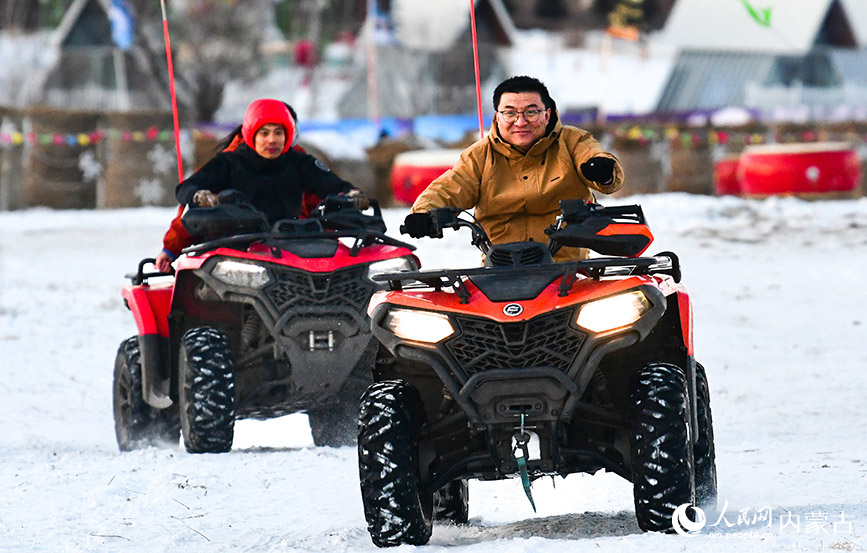 11月15日，游客在阿爾山市鹿角灣森林牧場參加冰雪趣味運動。王正攝