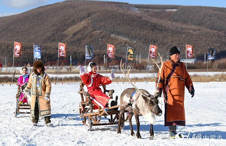 11月15日，游客在阿爾山市鹿角灣森林牧場體驗(yàn)馴鹿雪車。王正攝