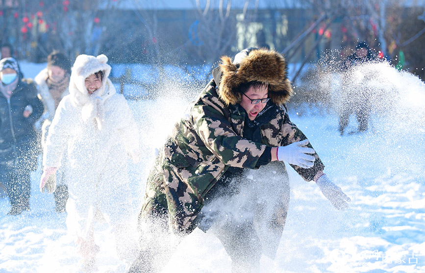 11月15日，游客在阿爾山市鹿角灣森林牧場打雪仗。王正攝