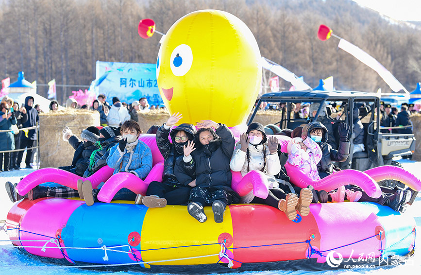 11月15日，游客在阿爾山市鹿角灣森林牧場參加冰雪趣味游戲。王正攝