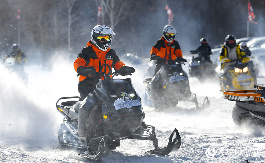 11月15日，游客在阿爾山市鹿角灣森林牧場(chǎng)參加冰雪趣味運(yùn)動(dòng)。王正攝