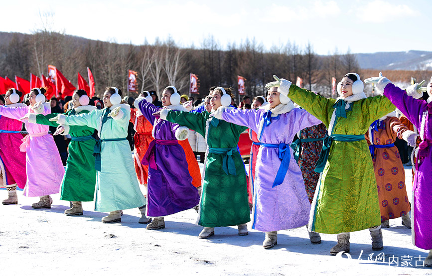 11月15日，演員在阿爾山市鹿角灣森林牧場表演。王正攝