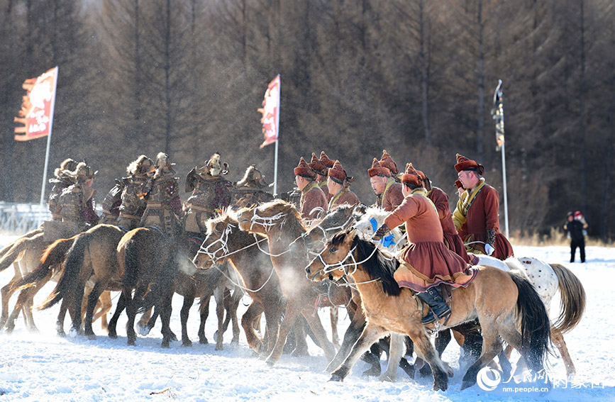 11月15日，牧民騎馬在阿爾山市鹿角灣森林牧場表演。王正攝