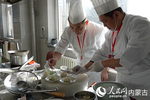 參賽團隊菜肴制作現場。實習生 牛佳攝