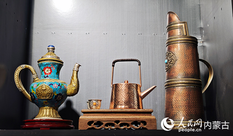 精美的烏拉特銅銀器制品。人民網記者 張雪冬攝