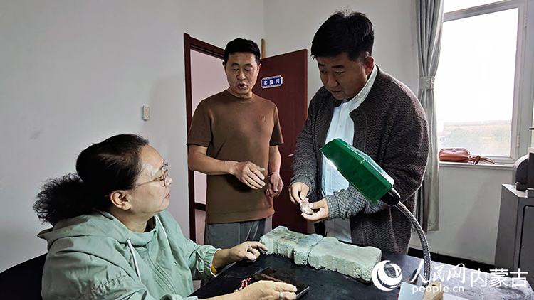 非遺工坊負責人張碩文對前來學習烏拉特銅銀器制作技藝的學生進行技術指導。人民網記者 張雪冬攝