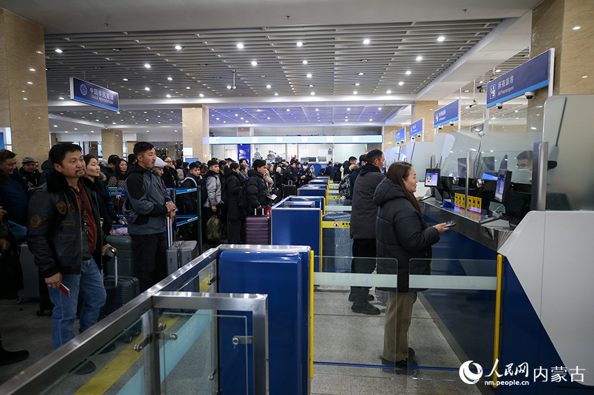 二連出入境邊防檢查站移民管理警察為旅客辦理入境手續。郭鵬杰攝