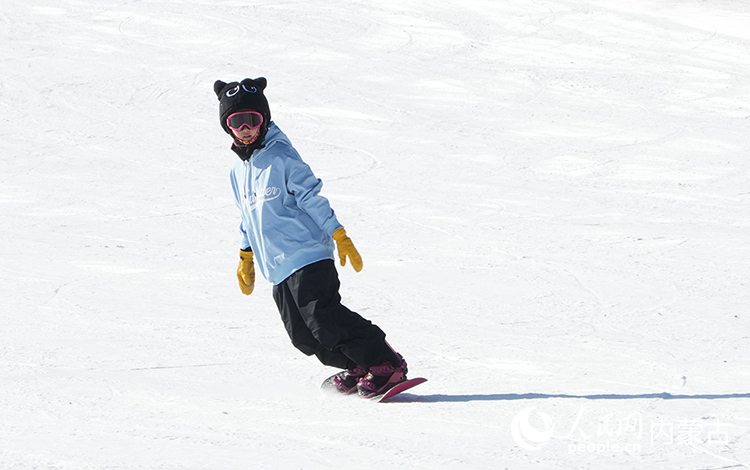 滑雪場現場。人民網記者 張雪冬攝