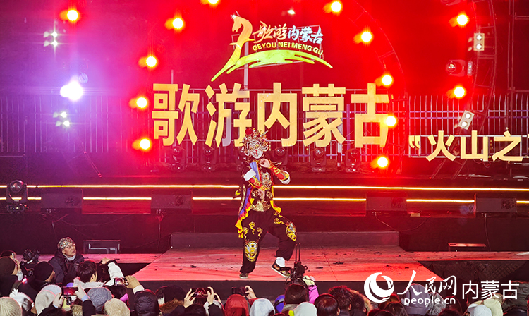 變臉表演。人民網記者 張雪冬攝