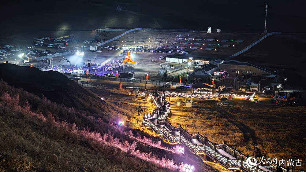 “冰與火之歌——烏蘭察布火山之夜游客嗨歌季”系列活動現場。人民網記者 張雪冬攝