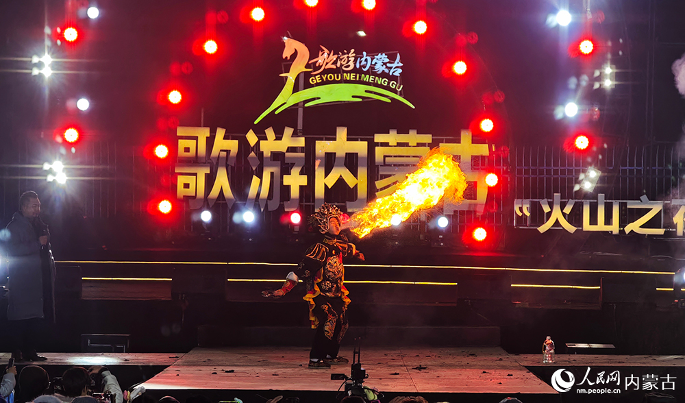 變臉表演。人民網記者 張雪冬攝