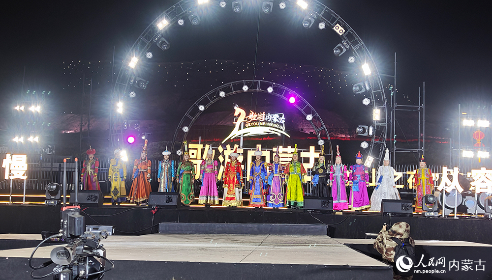 察哈爾服飾走秀。人民網記者 張雪冬攝
