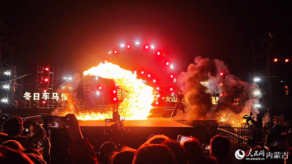 火刀表演。人民網(wǎng)記者 張雪冬攝