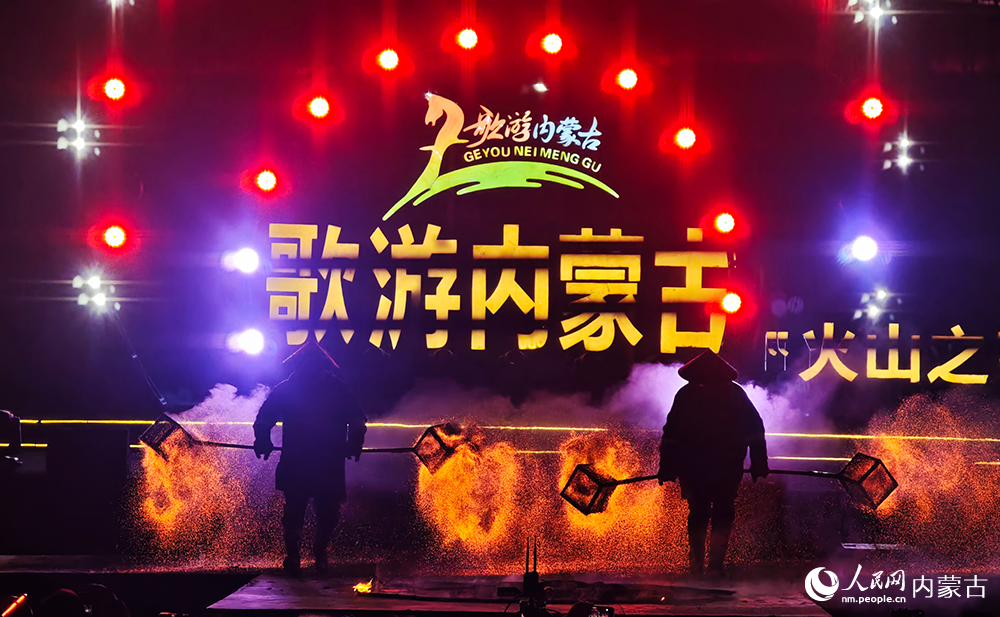 火壺表演。人民網記者 張雪冬攝