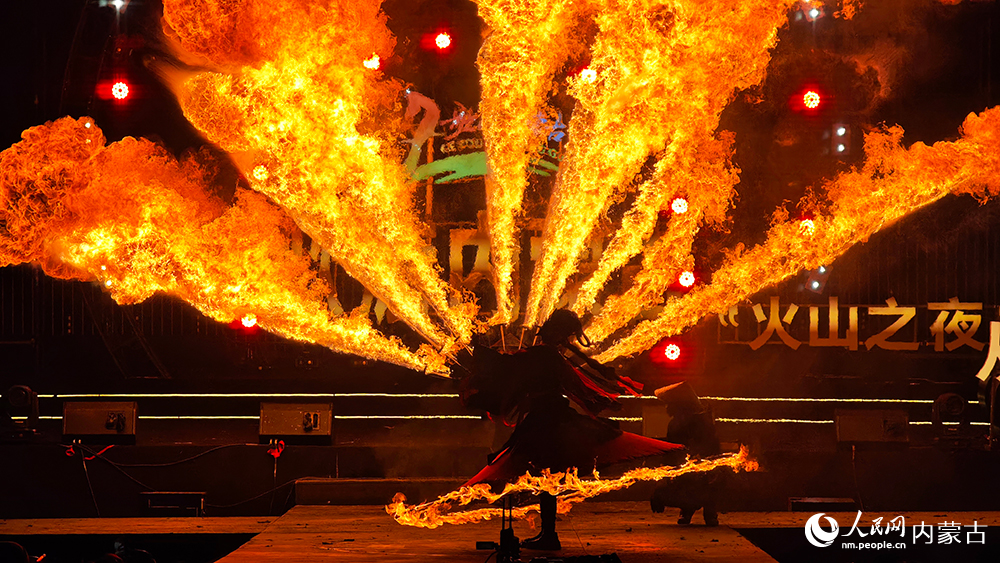 火裙表演。人民網記者 張雪冬攝