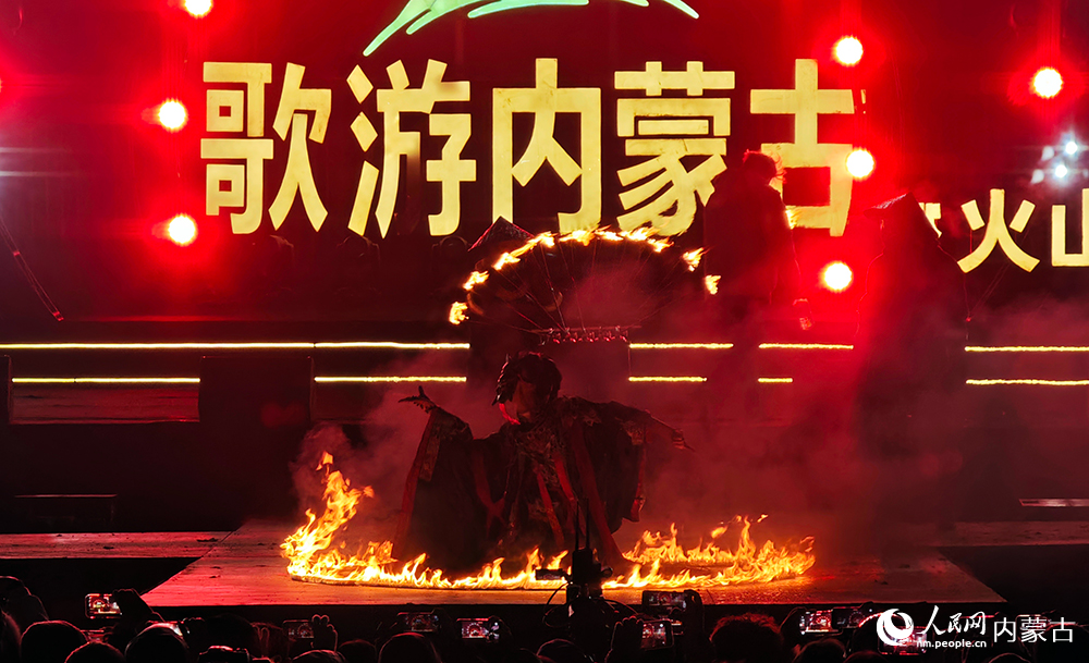 火裙表演。人民網記者 張雪冬攝