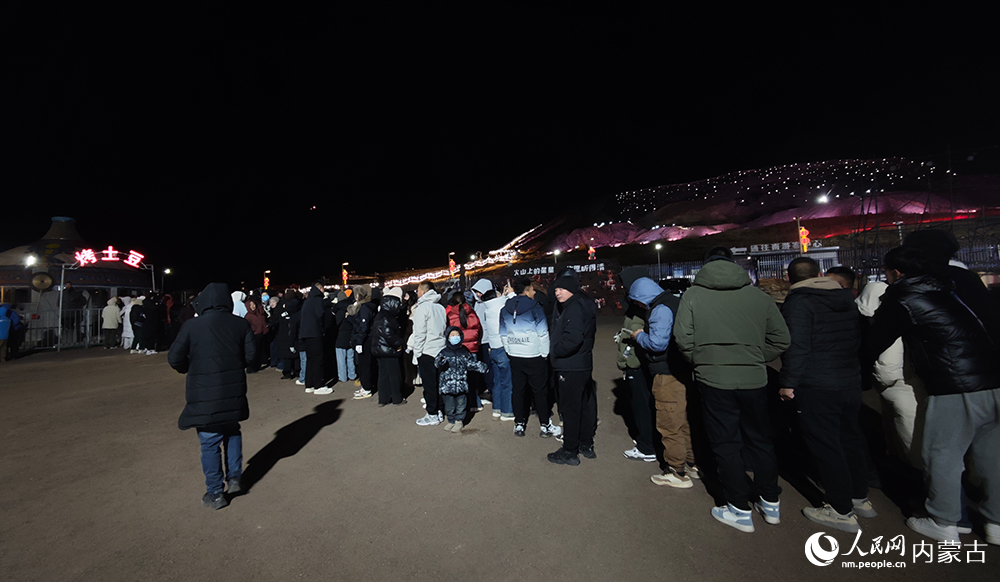 游客們體驗火山美食烤土豆。人民網記者 張雪冬攝