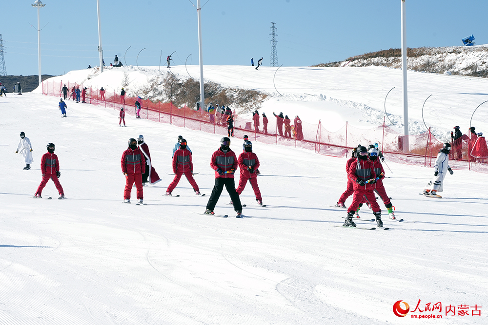 大河灣滑雪場會開板首滑儀式現(xiàn)場。人民網(wǎng)記者 張雪冬攝