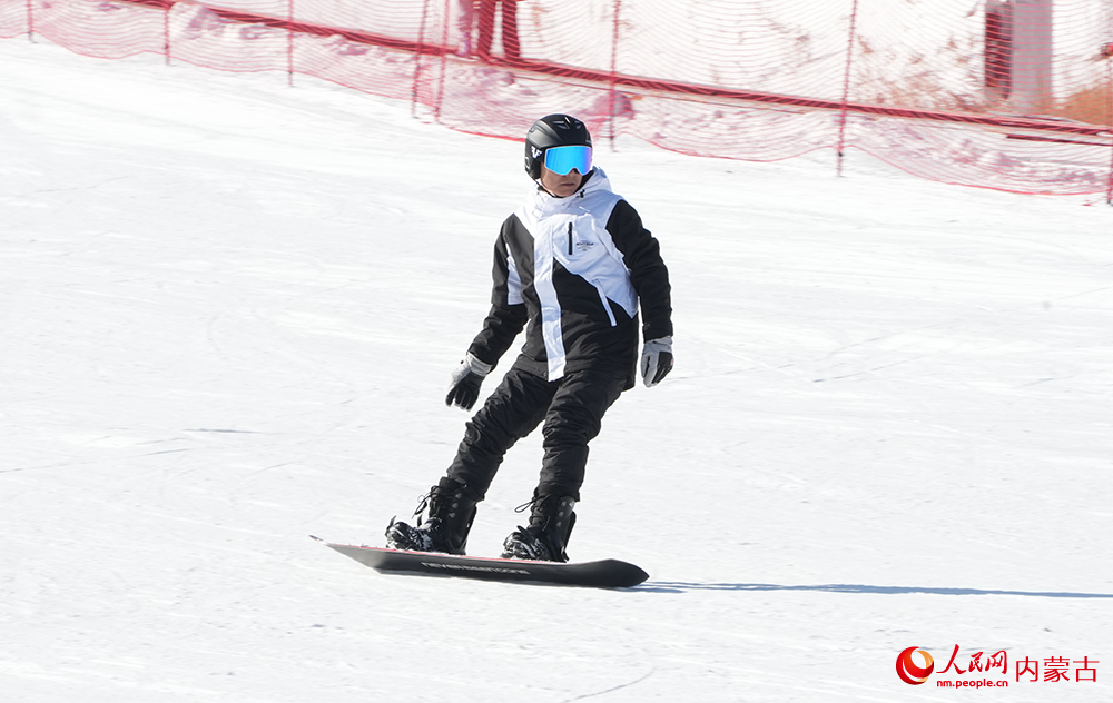 單板愛好者在賽道俯沖而下。人民網記者 張雪冬攝