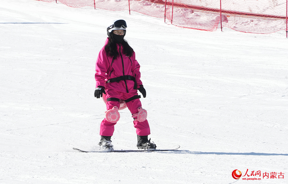 滑雪愛好者在賽道練習單板滑雪。人民網記者 張雪冬攝