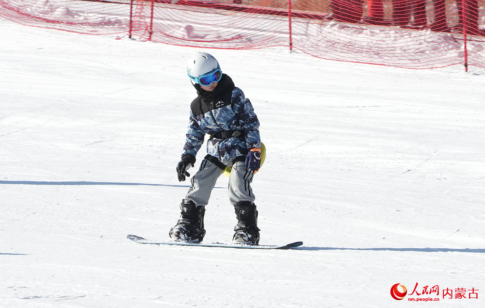 愛好滑雪運動的小朋友在練習單板滑雪。人民網記者 張雪冬攝