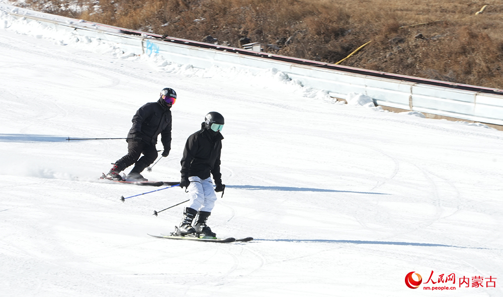 雙板滑雪愛好者從賽道俯沖而下。人民網記者 張雪冬攝
