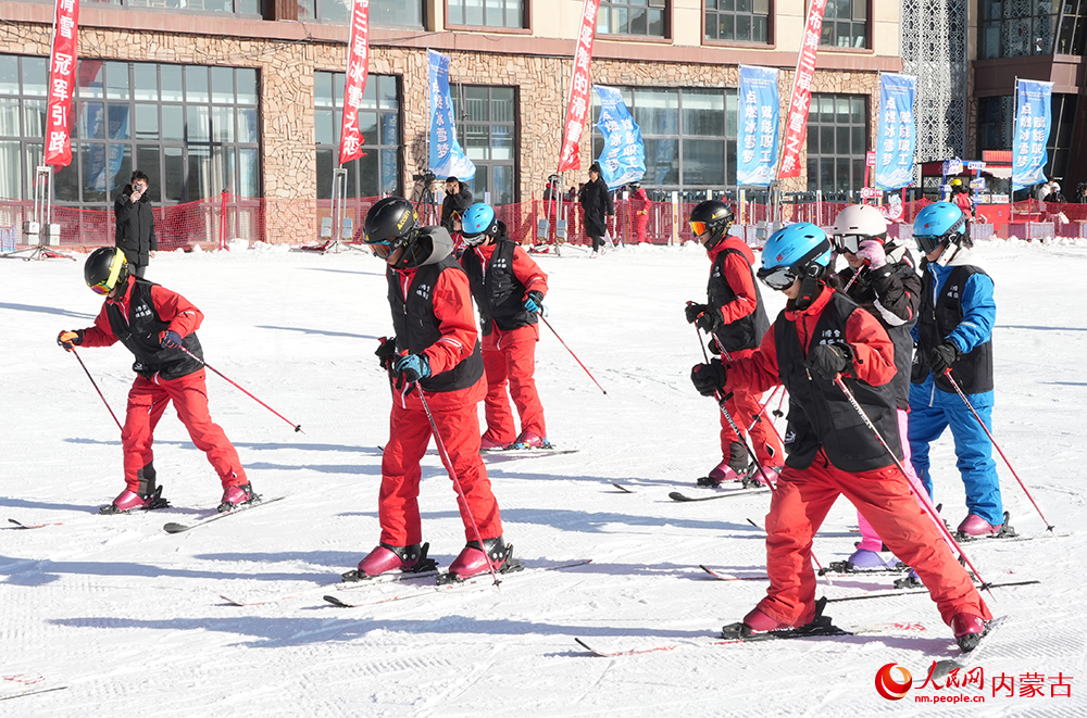愛好滑雪運動的小朋友在教練的指導下練習雙板滑雪動作。人民網記者 張雪冬攝