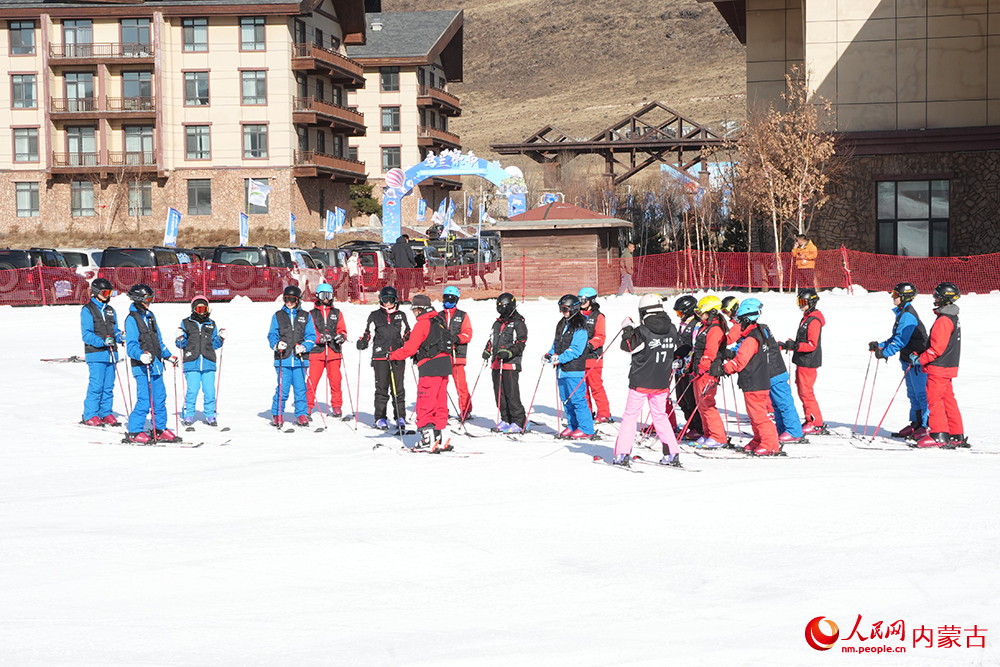愛好滑雪運動的小朋友在教練的指導下練習雙板滑雪動作。人民網記者 張雪冬攝