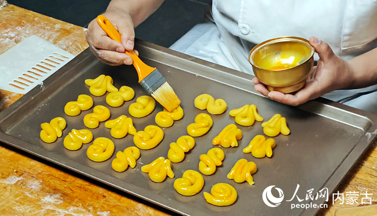 馬家“精點心”制作技藝傳承人馬利給制作的糕點刷蛋面。人民網(wǎng)記者 孟佳澍攝