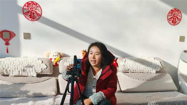 張亞玲正為椒農講解紅干椒儲存和銷售要點。