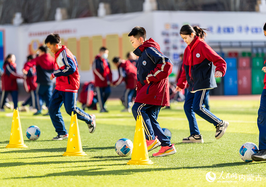 內(nèi)蒙古呼和浩特市玉泉區(qū)石東路小學的學生在操場上進行足球技能訓練。丁根厚攝