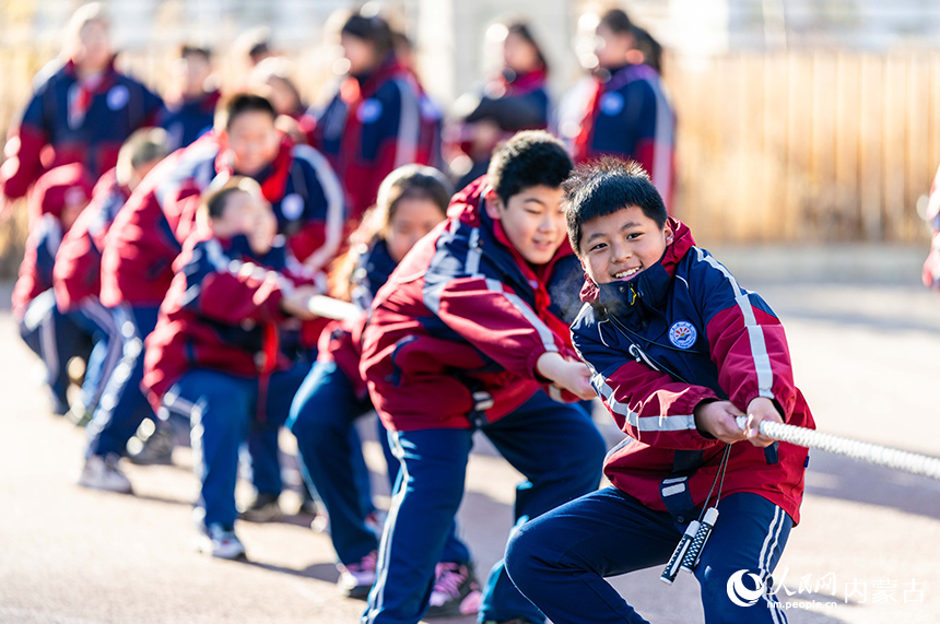 內(nèi)蒙古呼和浩特市玉泉區(qū)石東路小學的學生在操場上進行拔河比賽。丁根厚攝