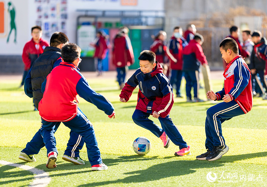 內(nèi)蒙古呼和浩特市玉泉區(qū)石東路小學的學生在操場上進行足球分組對抗賽。丁根厚攝