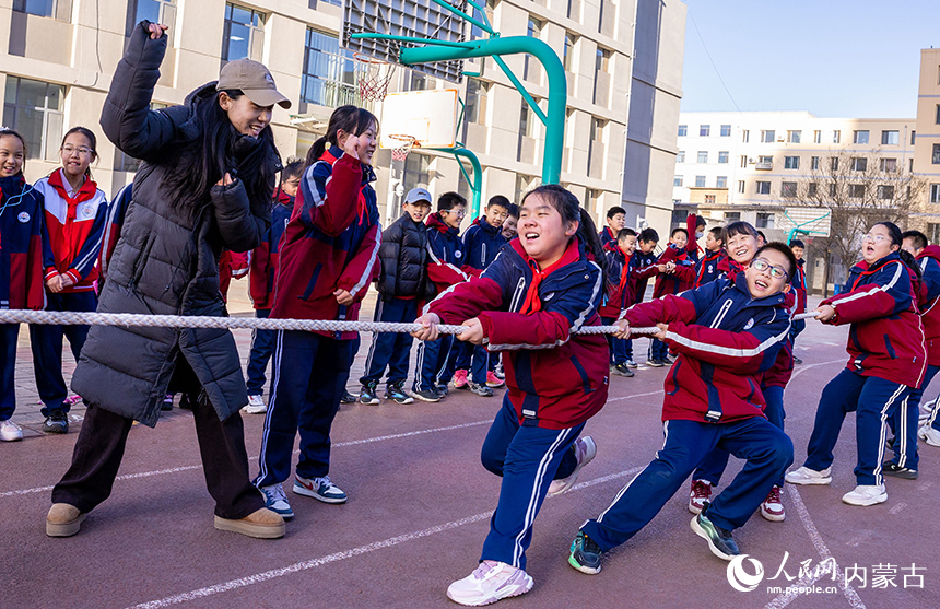 內(nèi)蒙古呼和浩特市玉泉區(qū)石東路小學(xué)的學(xué)生在操場上進(jìn)行拔河比賽。丁根厚攝